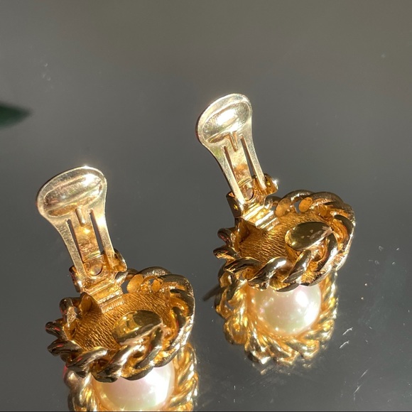 Christian Dior
Vintage
Clip-On
Pearl Gold
Earrings - Picture 4 of 9